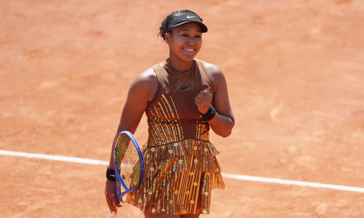 Naomi Osaka lấp lánh trên sân Roland Garros với váy sequin - hình ảnh - f8betvip.vip