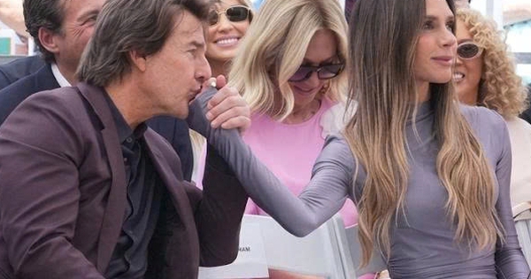 F8BET cược bóng đá: Khoảnh khắc Tom Cruise hôn tay Victoria Beckham gây xôn xao - hình ảnh - f8betvip.vip