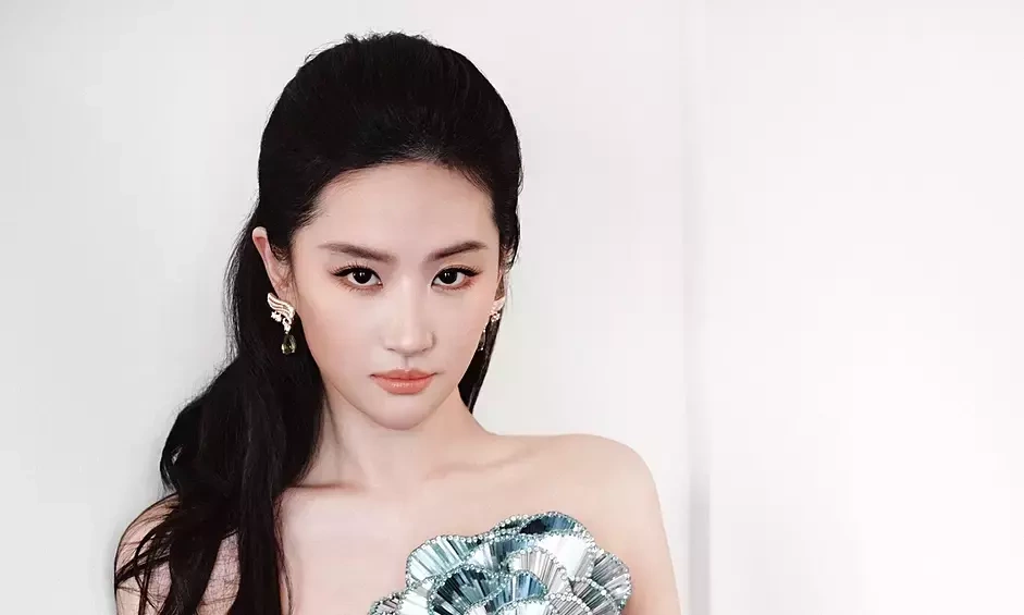 Lưu Diệc Phi lộng lẫy như ‘bông hồng thủy tinh’ – Cơ hội giải trí đẳng cấp cùng F8BET - hình ảnh - f8betvip.vip