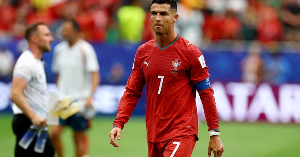 F8BET cược thể thao: Ronaldo phản ứng khi bị gọi là ‘lời nguyền’ của Bồ Đào Nha - hình ảnh - f8betvip.vip F8BET cược thể thao: Ronaldo phản ứng khi bị gọi là ‘lời nguyền’ của Bồ Đào Nha - hình ảnh - f8betvip.vip