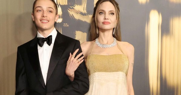 F8BET chính thức: Cặp song sinh nhà Brad Pitt và Angelina Jolie trưởng thành khiến fan xúc động - hình ảnh - f8betvip.vip