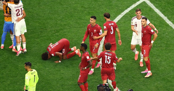 HLV Tây Ban Nha gây sốt với cảnh ôm Ronaldo: ‘Tôi ngưỡng mộ giá trị anh ấy…’ - hình ảnh - f8betvip.vip