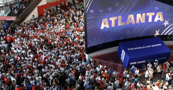 Cơn sốt vòng tay ‘huyền thoại’ tại World Cup 2026: Món quà miễn phí khiến triệu fan cuồng nhiệt - hình ảnh - f8betvip.vip