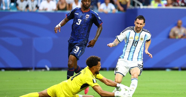 Messi Bị Cầu Thủ Cabo Verde ‘Tấn Công’ Xin Chữ Ký Sau Trận Đấu - hình ảnh - f8betvip.vip